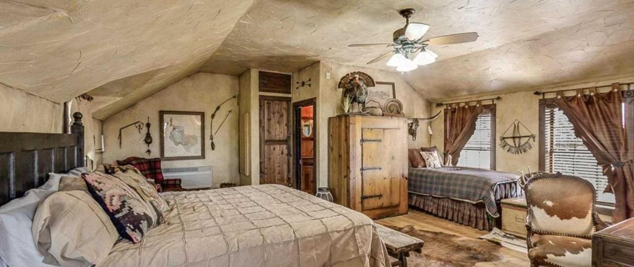 Last Outpost Bandera Ranch House ภายนอก รูปภาพ