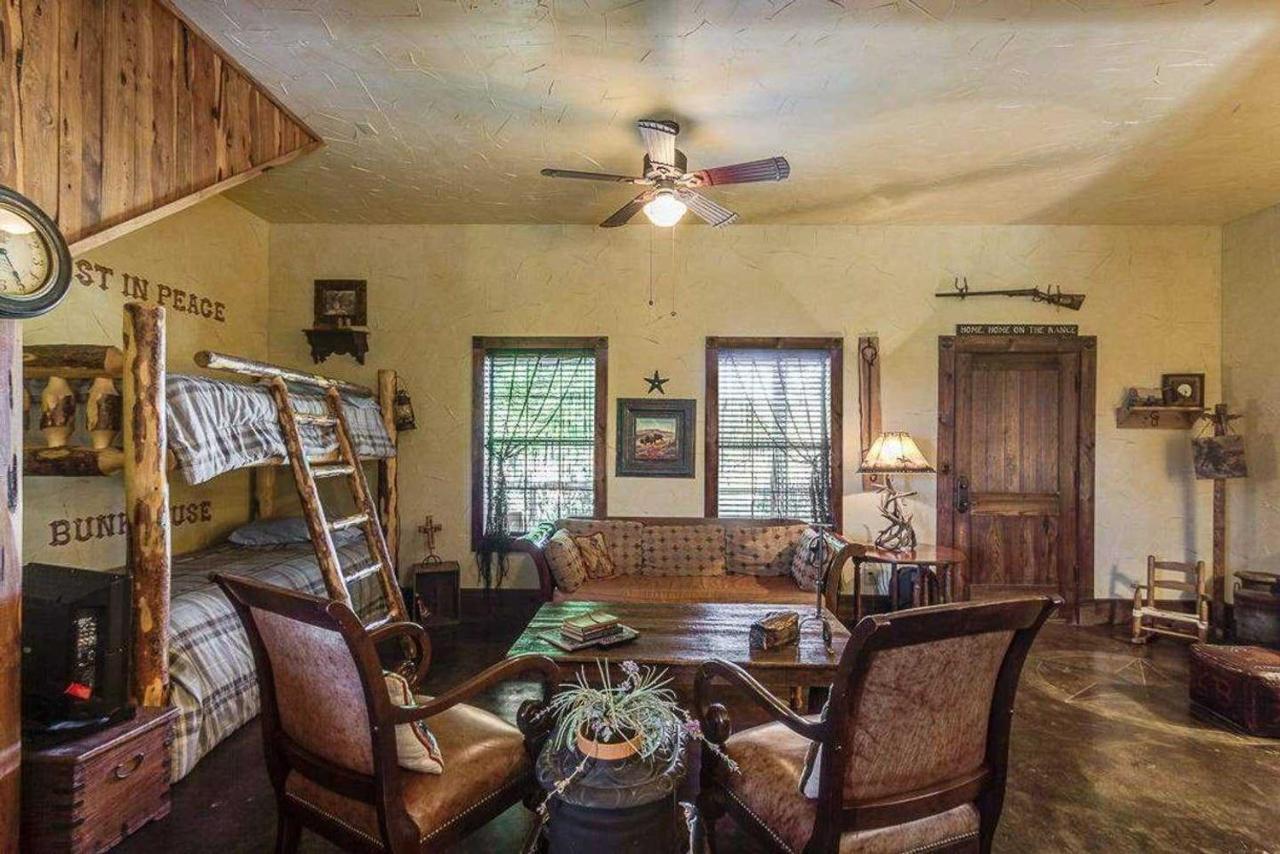 Last Outpost Bandera Ranch House ภายนอก รูปภาพ