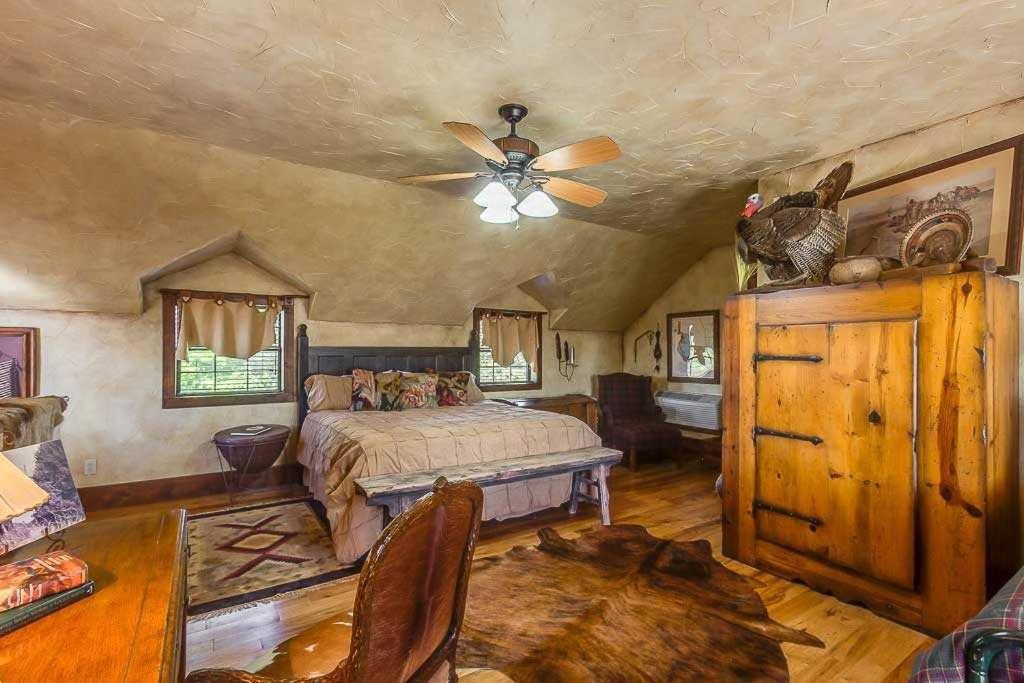 Last Outpost Bandera Ranch House ภายนอก รูปภาพ