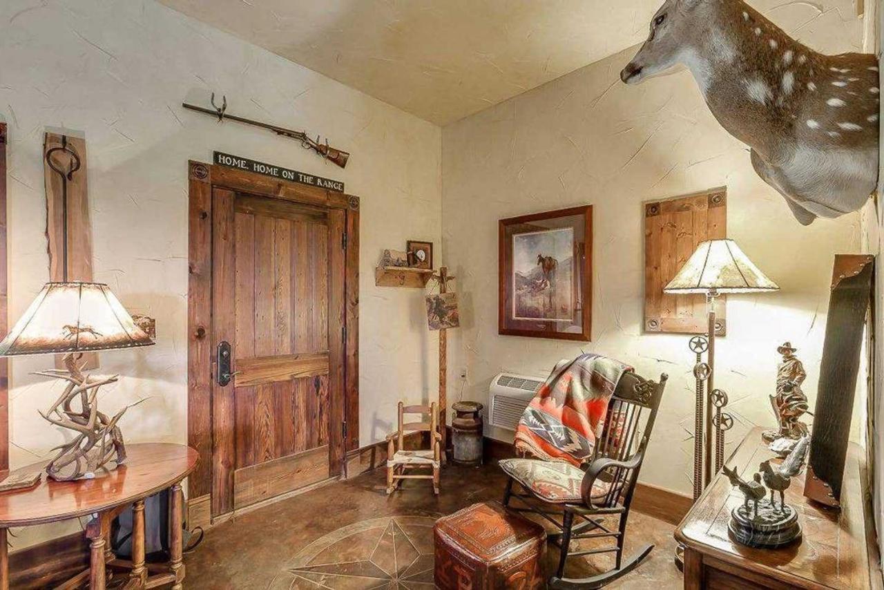 Last Outpost Bandera Ranch House ภายนอก รูปภาพ